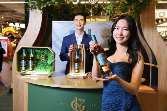 10일 서울 여의도동 더현대서울에서 열린 팝업스토어에서 모델이 '더 글렌그란트 21년' 고숙성 프리미엄 싱글몰트 위스키의 정규 제품을 소개하고 있다. 트랜스베버리지 제공